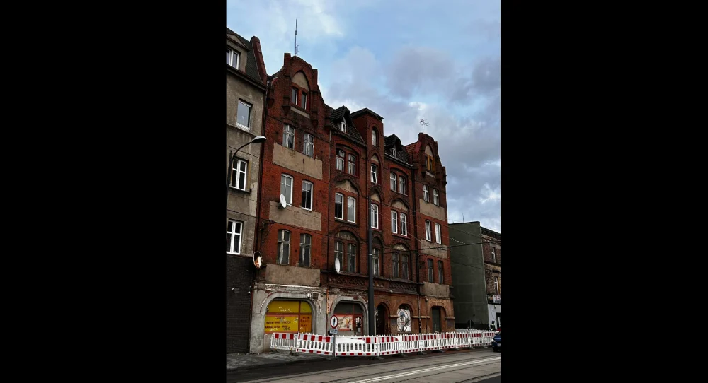 Z dachu kamienicy przy Katowickiej 69 spadły dachówki