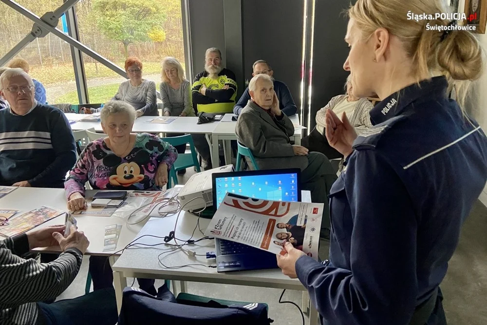 Świętochłowicka policjantka rozmawiała z seniorami w ramach kampanii #ZnamTeNumery