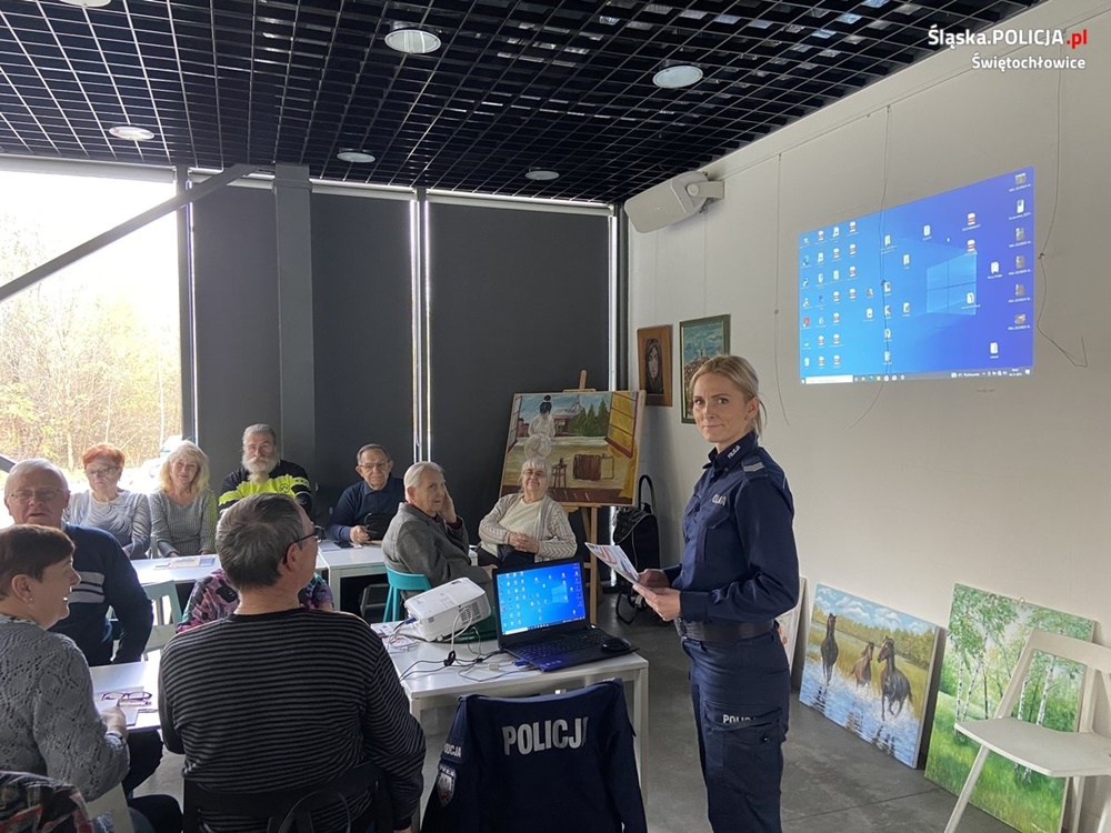 Świętochłowicka policjantka rozmawiała z seniorami w ramach kampanii #ZnamTeNumery