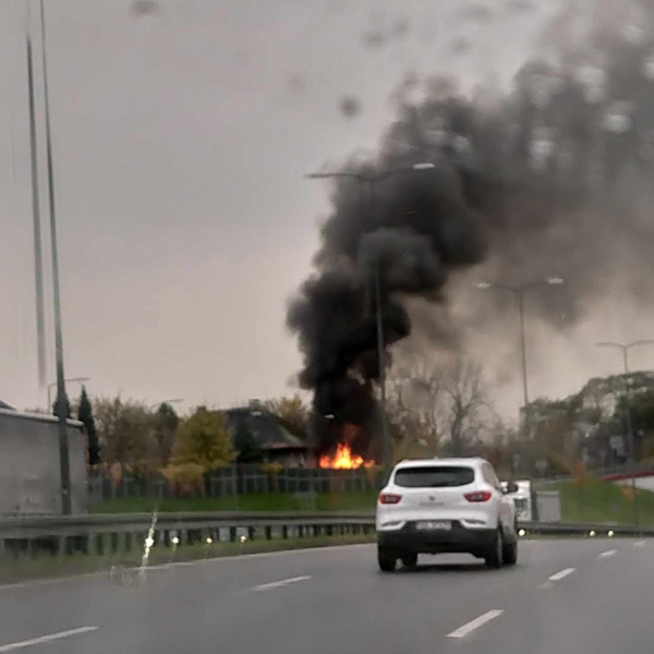 Pożar na ul. Wesołej. Interweniują 4 zastępy straży pożarnej!