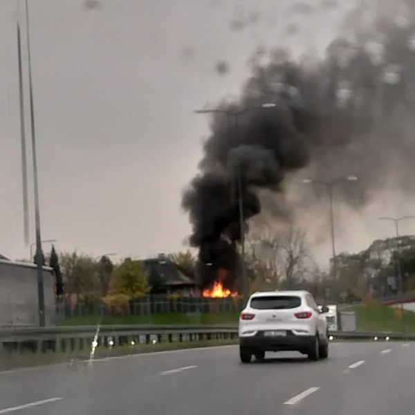 Pożar na ul. Wesołej. Interweniują 4 zastępy straży pożarnej!