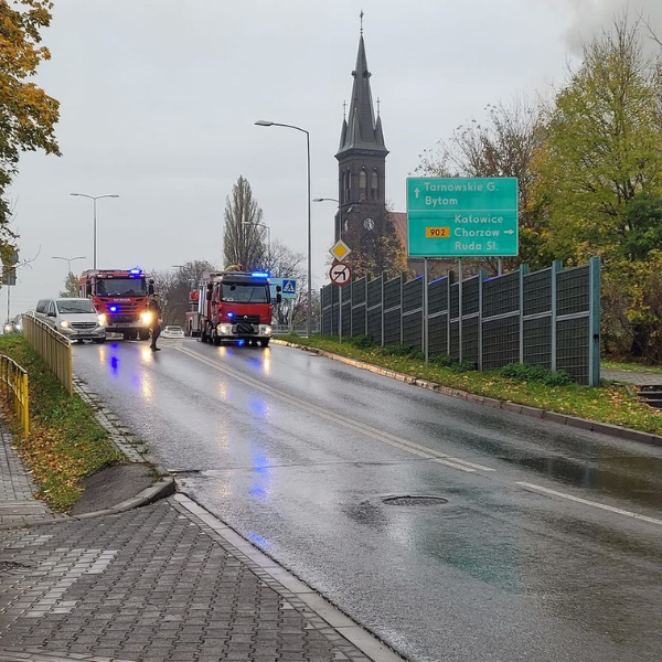 Pożar na ul. Wesołej. Interweniują 4 zastępy straży pożarnej!