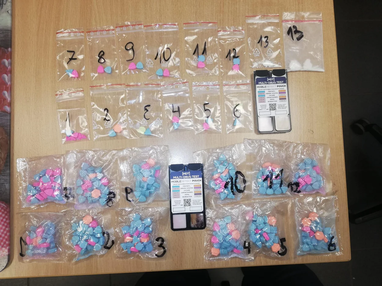 Yerry i jego niezawodny nos. Wywąchał tabletki ecstasy w przesyłkach kurierskich!