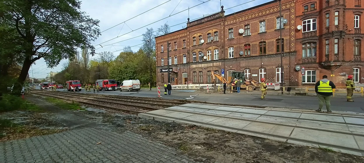 Uszkodzenie gazociągu przy ul. Wolności. Droga jest zablokowana!