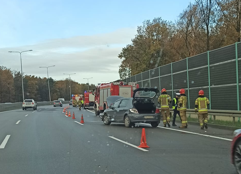 Kolizja trzech pojazdów na DTŚ. Jeden pas był zablokowany!
