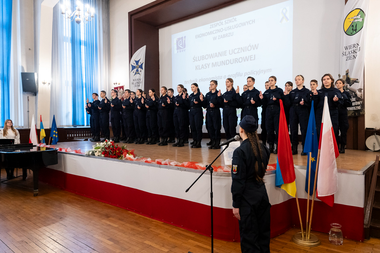 Ślubowanie klasy pierwszej o profilu policyjnym w Zespole Szkół Ekonomiczno-Usługowych