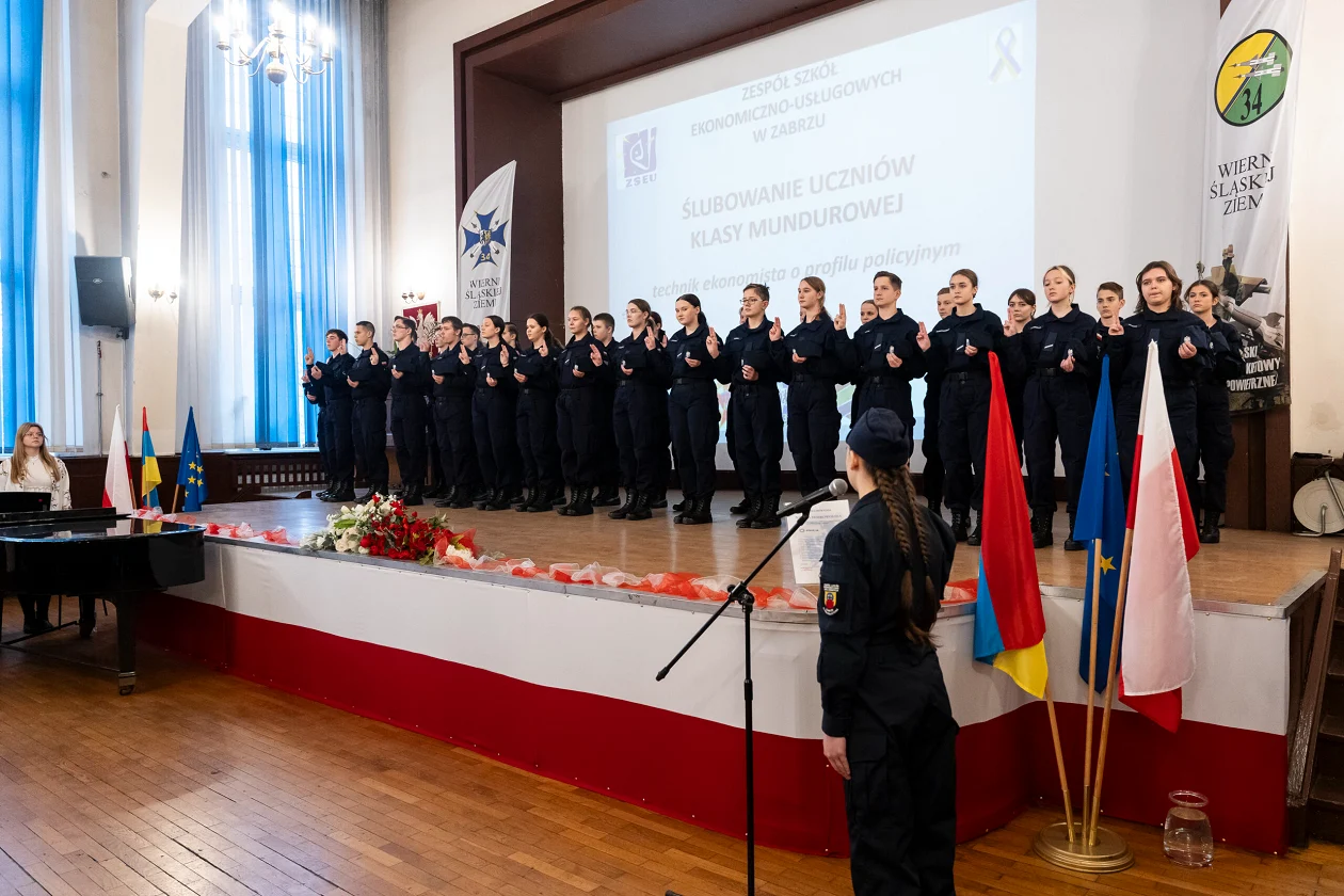 Ślubowanie klasy pierwszej o profilu policyjnym w Zespole Szkół Ekonomiczno-Usługowych