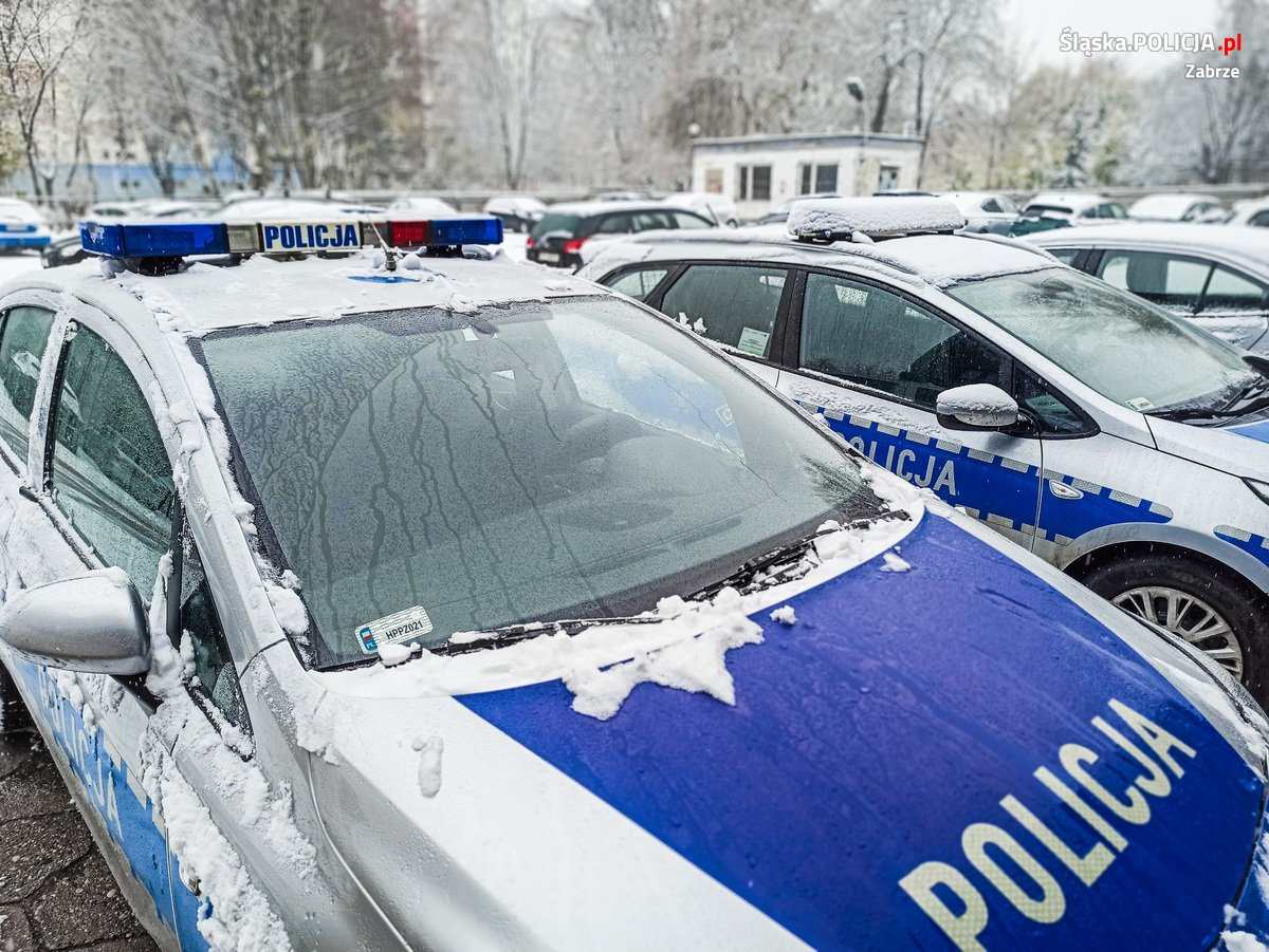 Policjanci przypominają o obowiązku odśnieżania samochodu