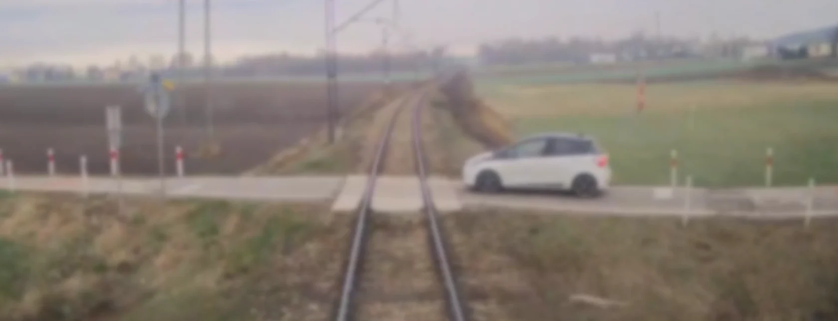 Prawie wjechał na tory przed rozpędzonym pociągiem. Blisko tragedii w powiecie pszczyńskim [WIDEO]