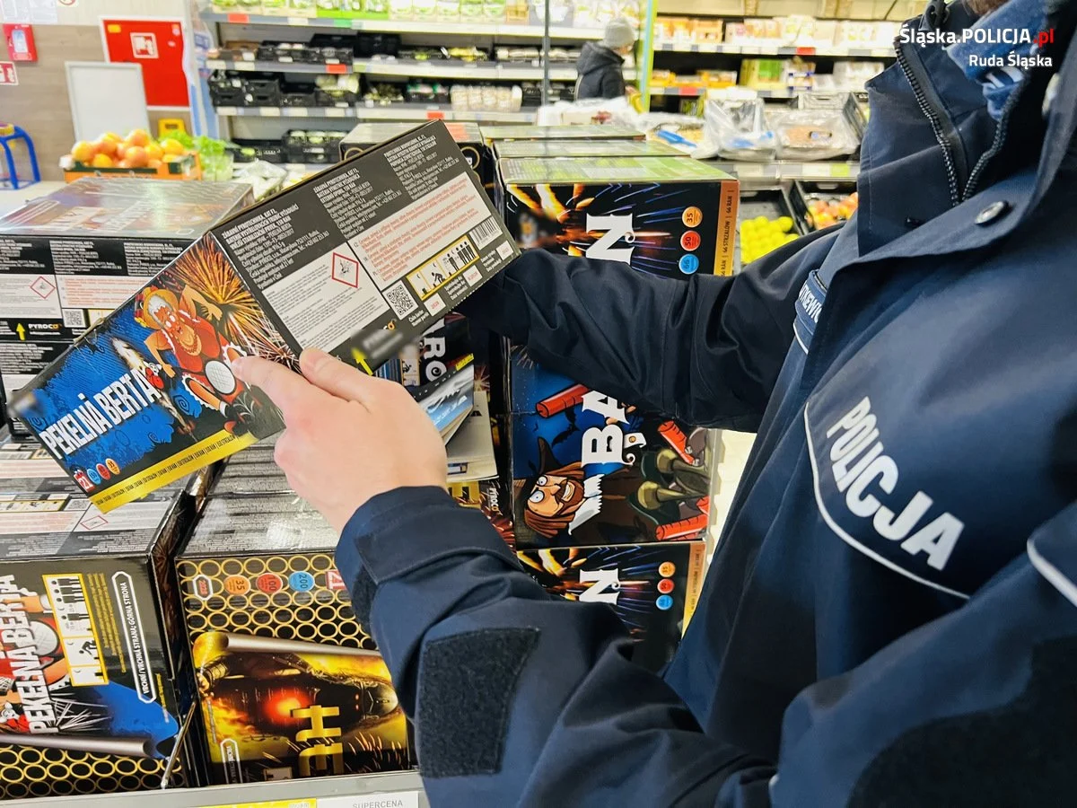 Mundurowi sprawdzają miejsca sprzedaży petard