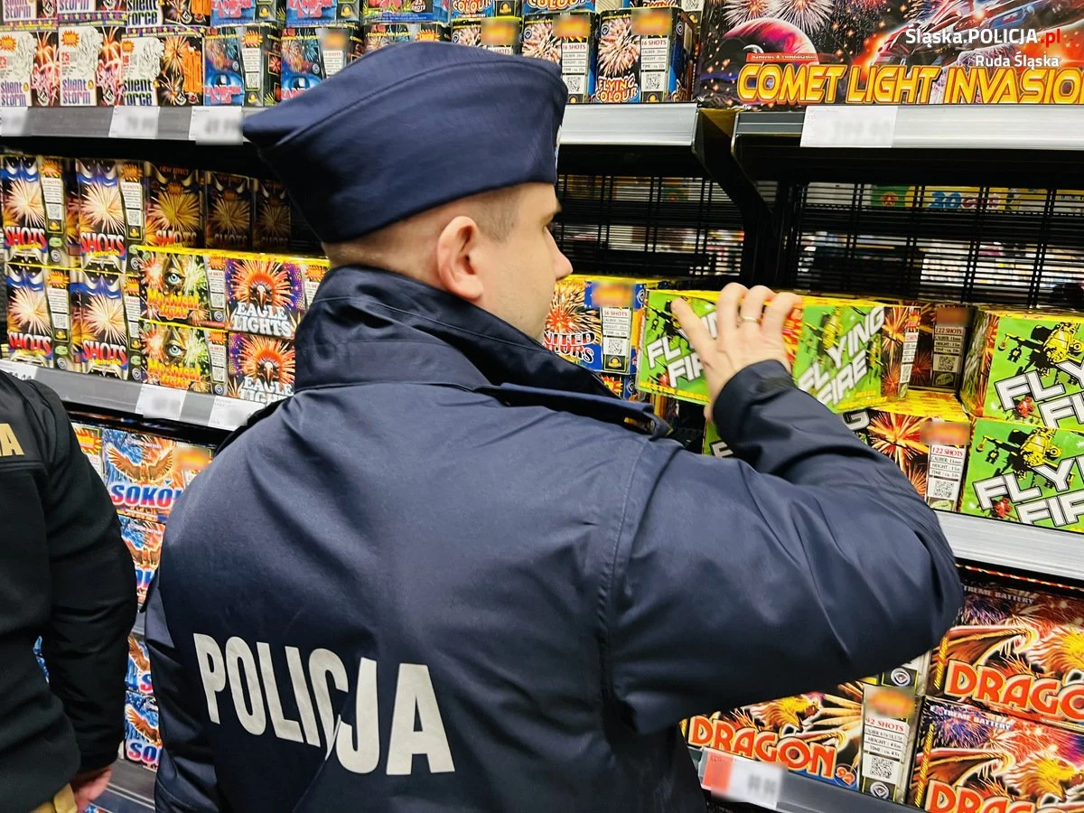 Mundurowi sprawdzają miejsca sprzedaży petard