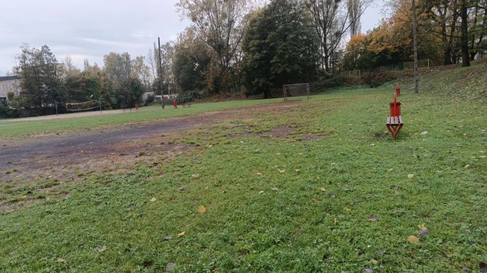 Boisko przy Szkole Podstawowej nr 8 wymaga remontu. Placówka walczy o niego od lat w BO