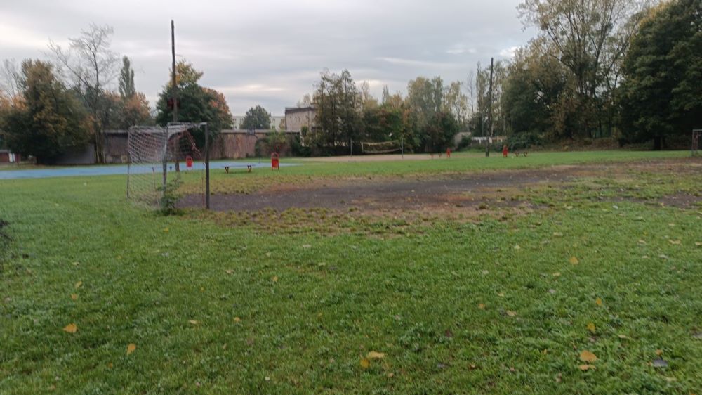 Boisko przy Szkole Podstawowej nr 8 wymaga remontu. Placówka walczy o niego od lat w BO