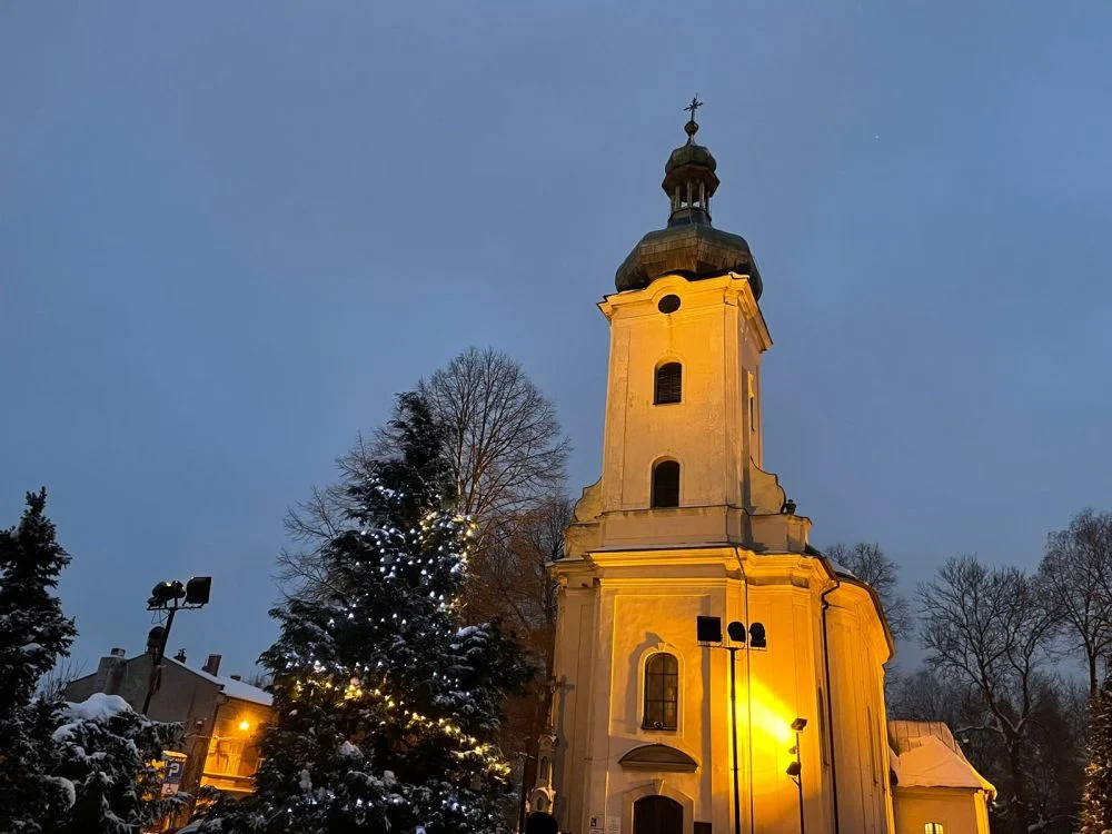 Mieszkańcy Kochłowic ustroili choinkę przed Sanktuarium [ZDJĘCIA]