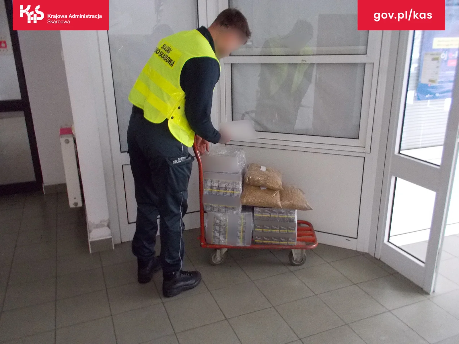 Kontrabanda w bagażniku Węgra. Przewoził papierosy i tytoń bez polskich znaków akcyz