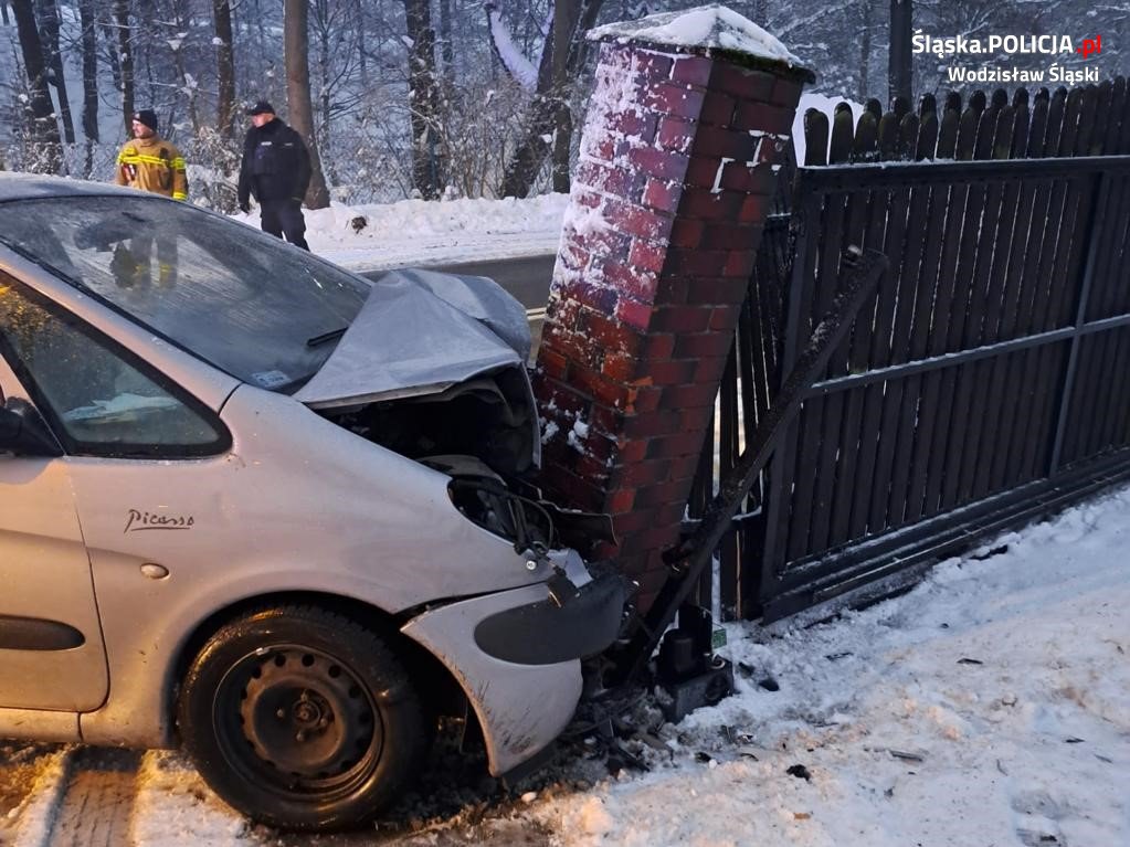 Pijany 34-latek wjechał w słupek ogrodzeniowy. Mężczyzna miał 2 promile alkoholu!