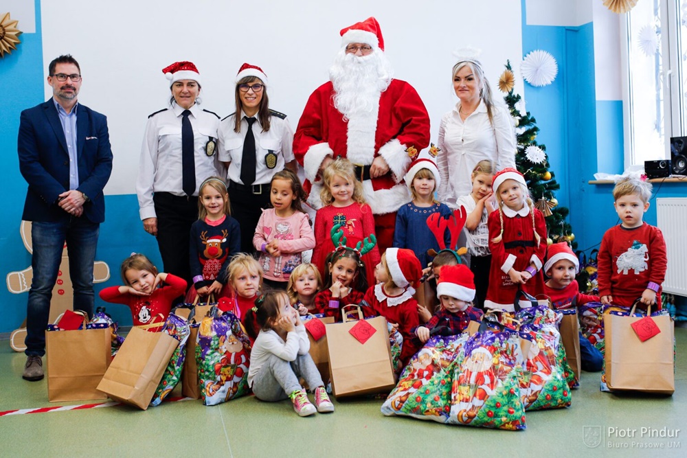 Mikołajki z siemianowicką Strażą Miejską w placówce wsparcia dziennego dla dzieci
