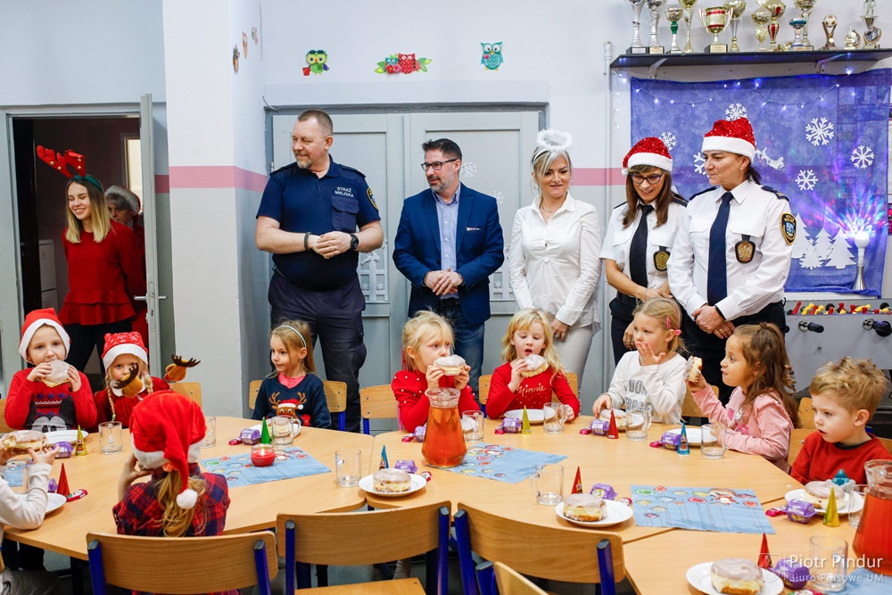 Mikołajki z siemianowicką Strażą Miejską w placówce wsparcia dziennego dla dzieci