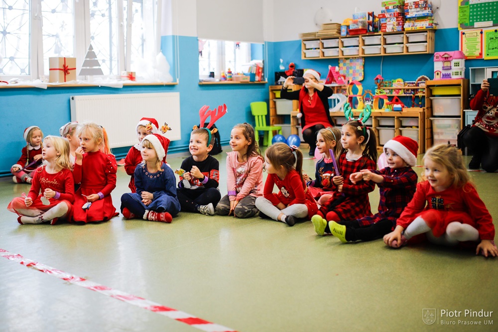 Mikołajki z siemianowicką Strażą Miejską w placówce wsparcia dziennego dla dzieci