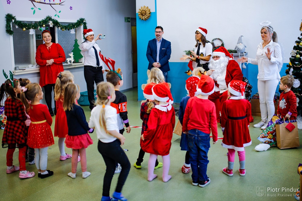 Mikołajki z siemianowicką Strażą Miejską w placówce wsparcia dziennego dla dzieci