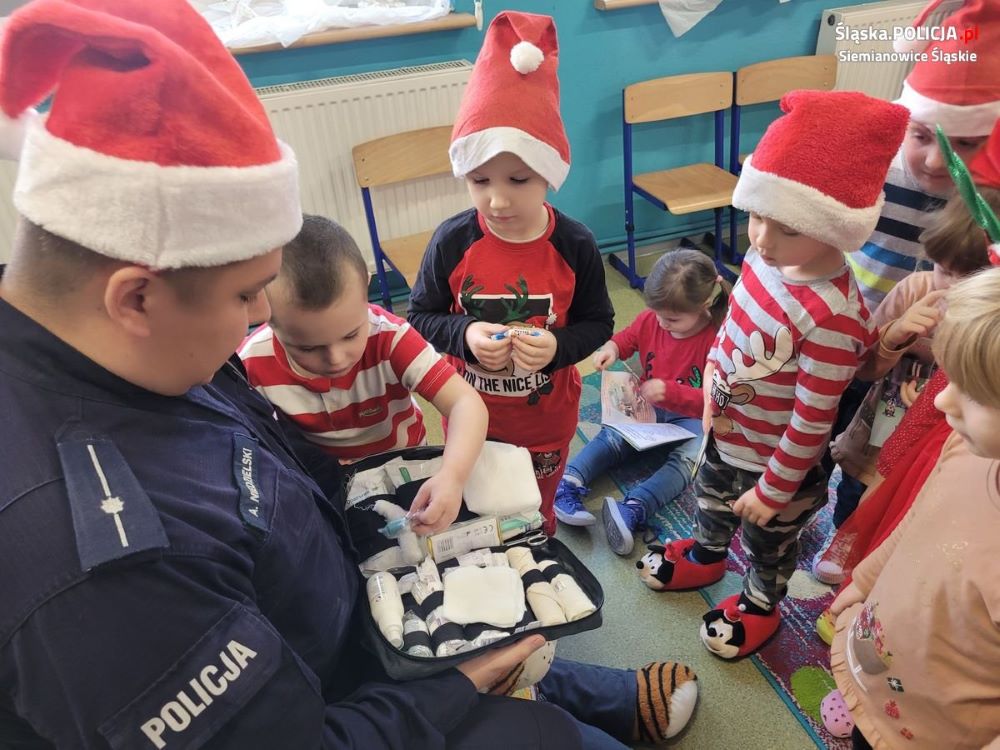 Zgrany team Mikołaja: Policjanci, Emeryci i Sznupek. Świąteczna radość niesiona dzieciom