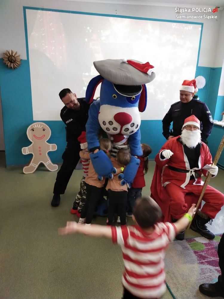 Zgrany team Mikołaja: Policjanci, Emeryci i Sznupek. Świąteczna radość niesiona dzieciom