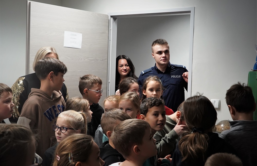 Uczniowie z Orzesza poznają tajemnice policji i biblioteki