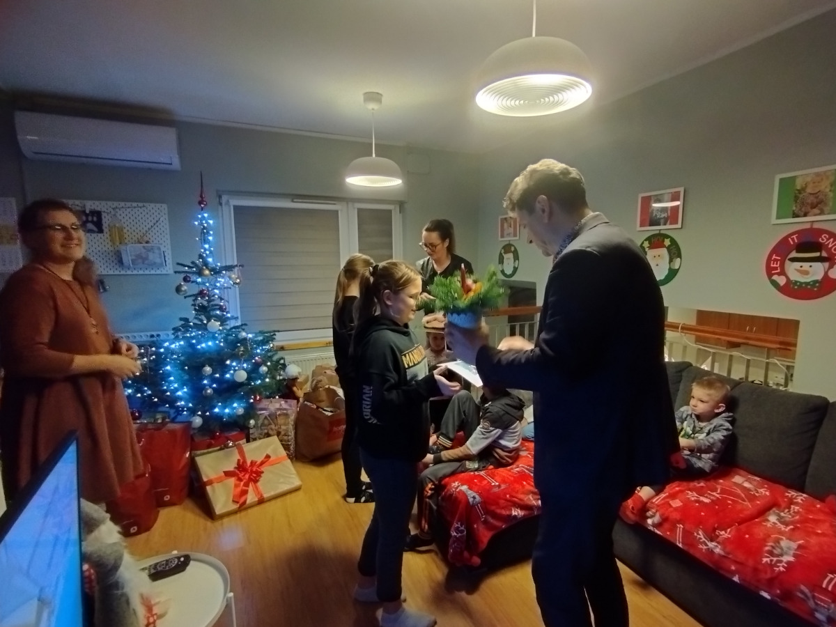 Prezenty dla podopiecznych Domu Dziecka w Orzeszu