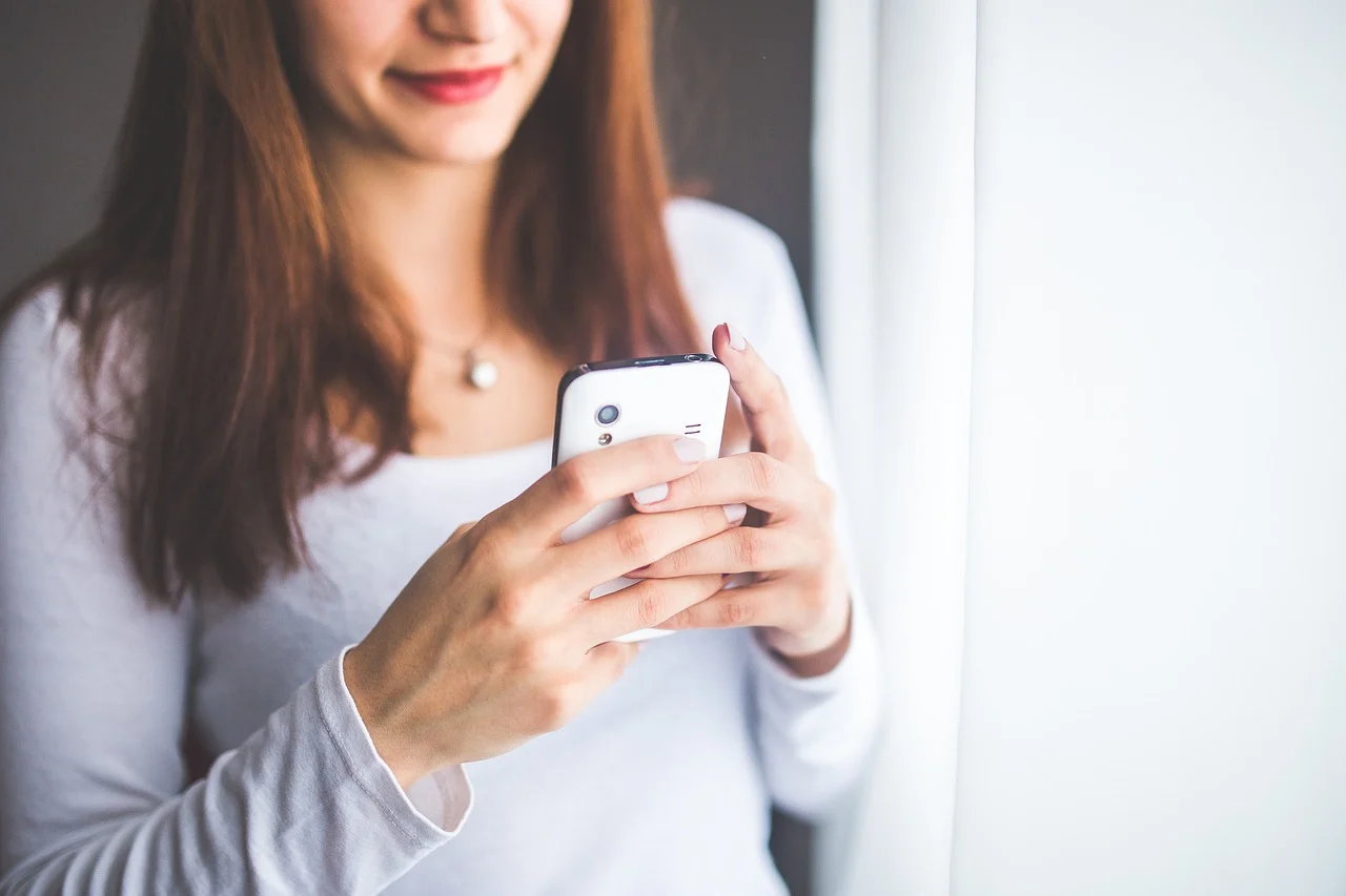 Uważaj na SMS’y dotyczące rzekomych dopłat do przesyłek kurierskich