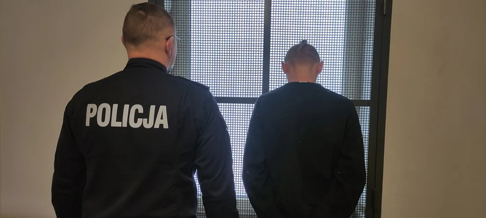 Spędził całą noc na dachu. Okazał się być poszukiwanym!