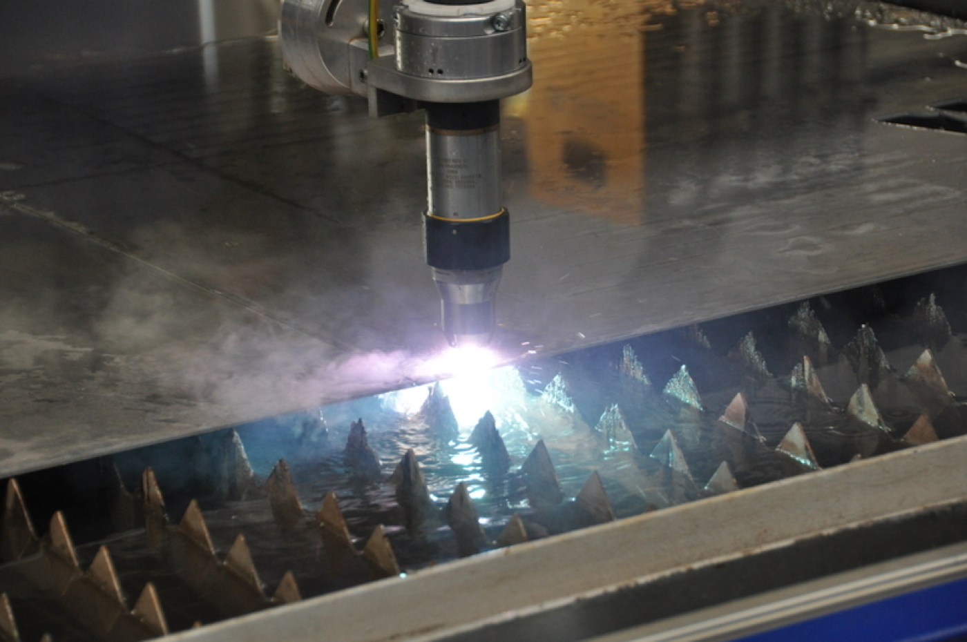 Z jakimi materiałami najlepiej radzi sobie wycinarka laserowa? Sprawdzamy!