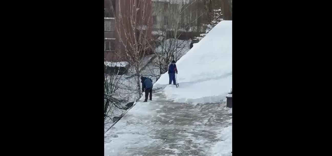 Odśnieżali dach bez zabezpieczeń. Nagranie wywołuje ciarki! [FILM]