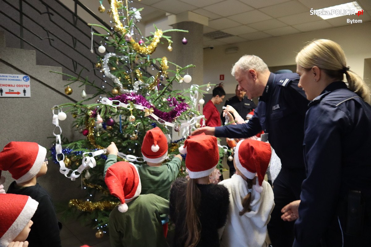 Choinka w bytomskiej komendzie 7