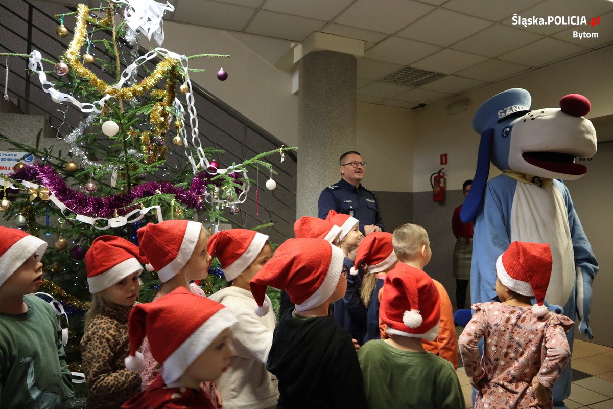 Choinka w bytomskiej komendzie 8