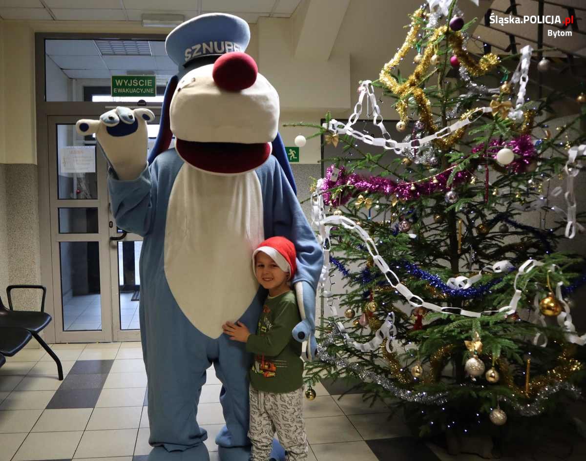 Choinka w bytomskiej komendzie 10