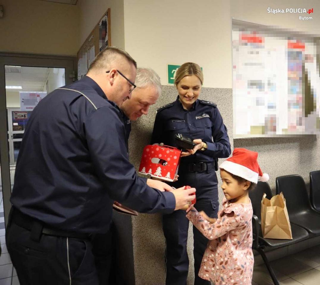 Choinka w bytomskiej komendzie 11