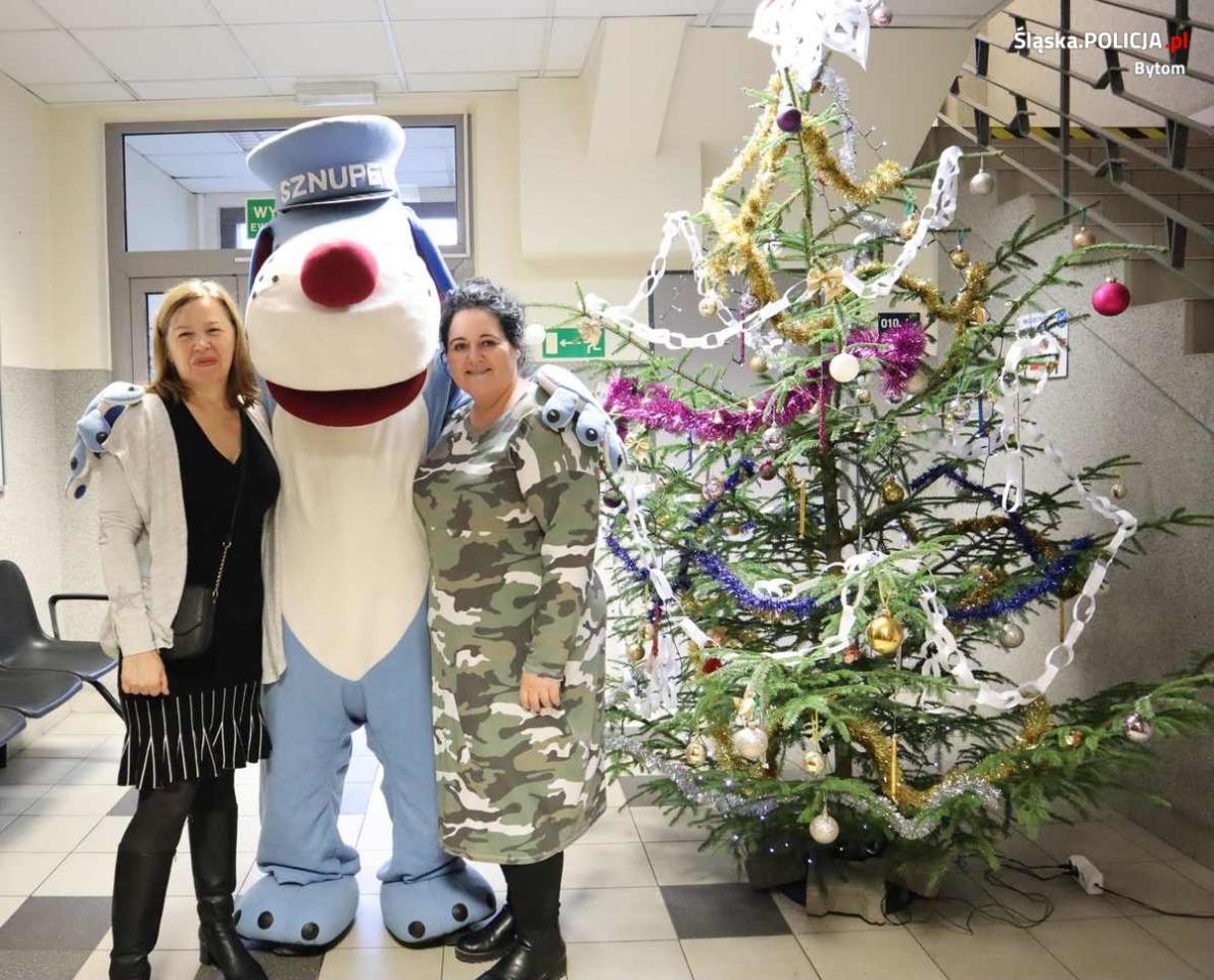 Choinka w bytomskiej komendzie 12