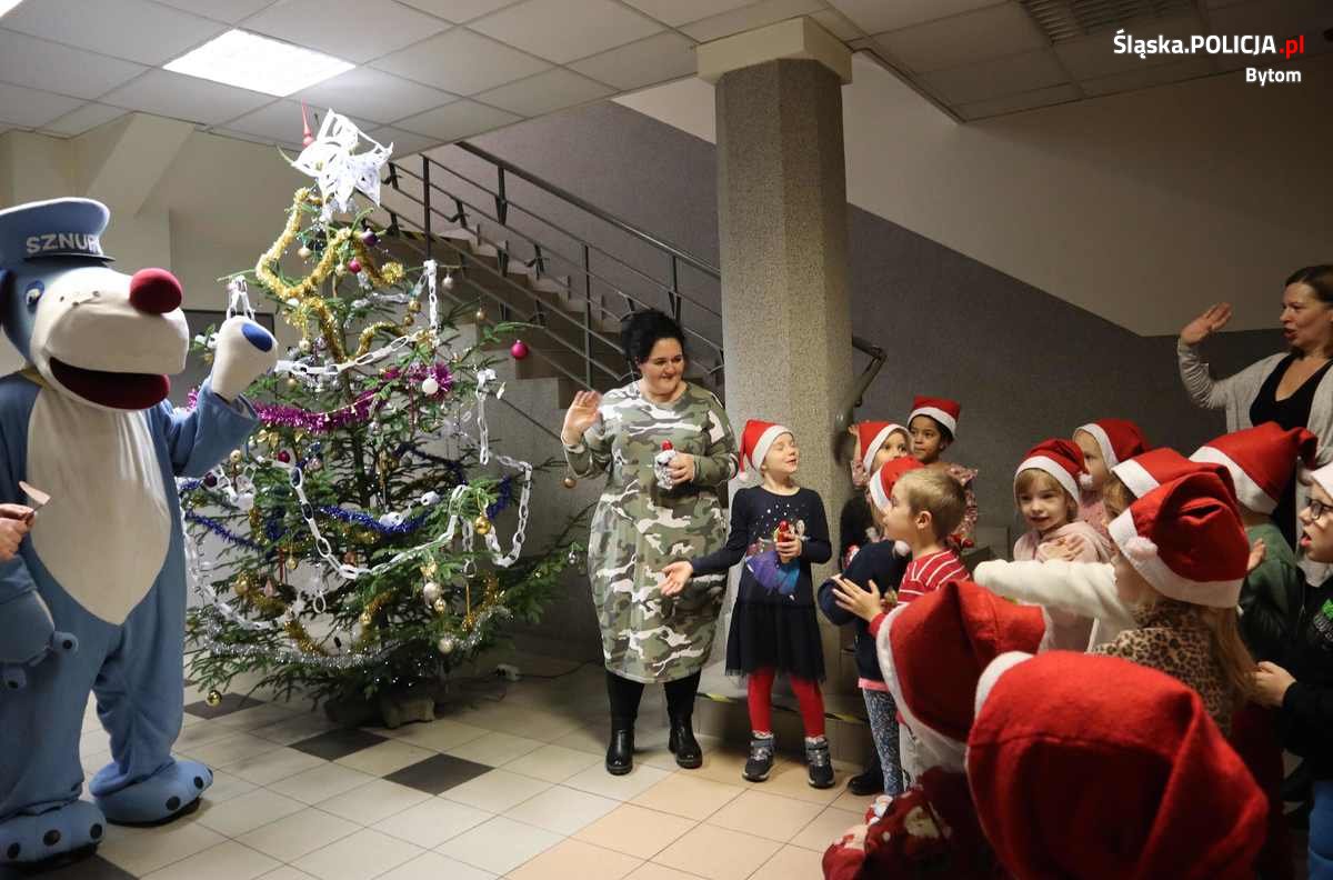 Choinka w bytomskiej komendzie 13