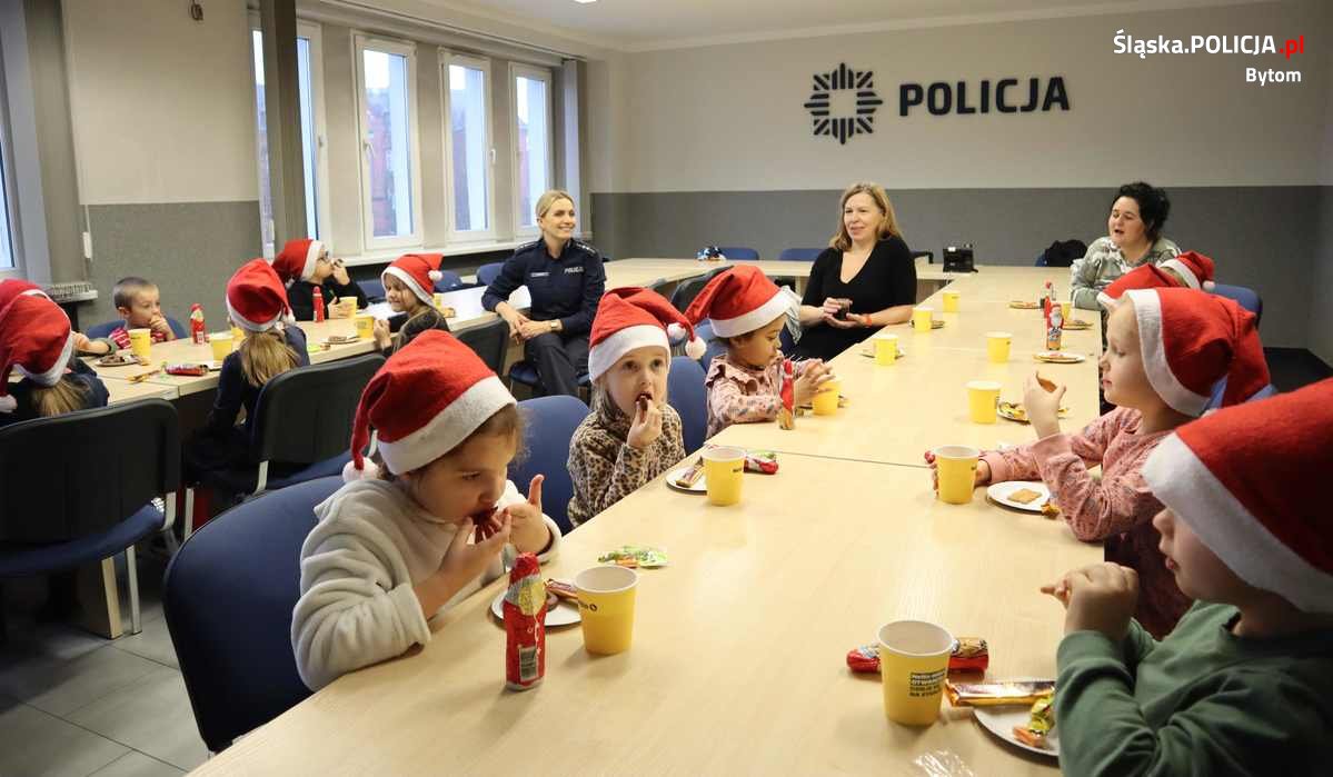 Choinka w bytomskiej komendzie 14