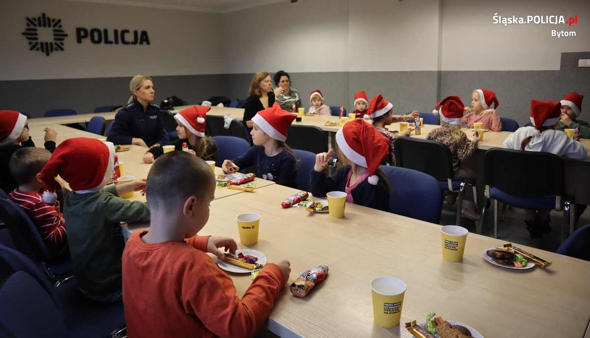 Choinka w bytomskiej komendzie 15