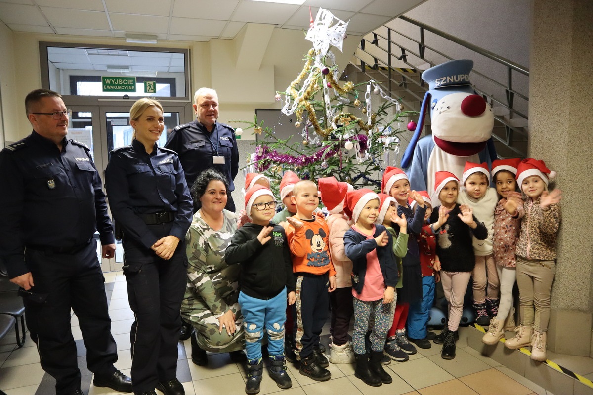 Przedszkolaki ozdobiły choinkę w bytomskiej komendzie! [FOTO]