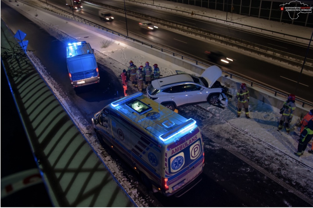 Niebezpieczne zdarzenie przy DK-94. Mężczyzna uderzył w barierki i zjechał na drogę