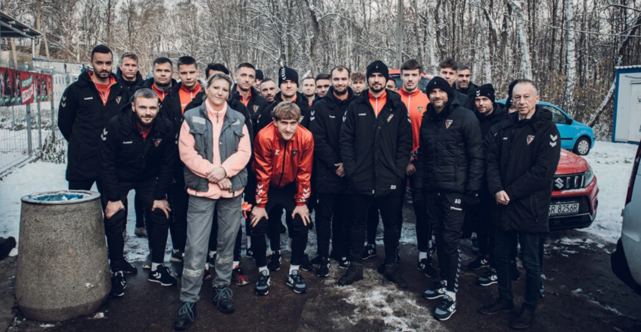 Paka dla zwierzaka. Piłkarze i trenerzy z Sosnowca wsparli schronisko dla zwierząt