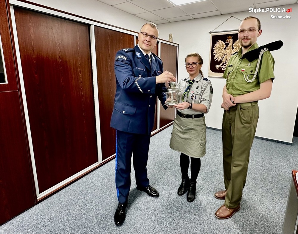 Betlejemskie Światło Pokoju zawitało do sosnowieckiej komendy
