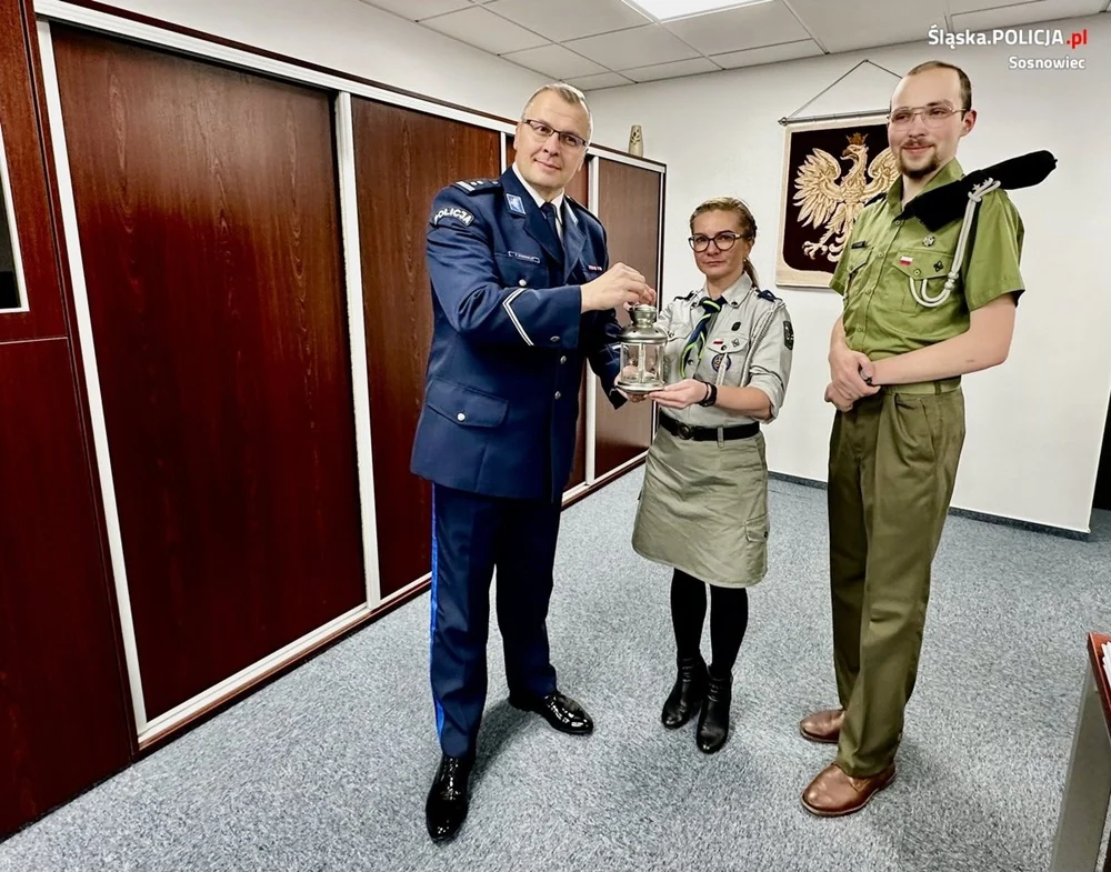 Betlejemskie Światło Pokoju zawitało do sosnowieckiej komendy