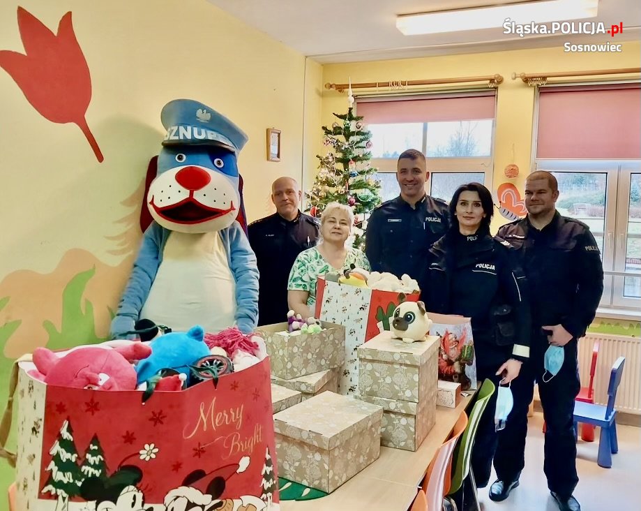 Dzielnicowi z sosnowieckiego komisariatu przekazali dzieciom zabawki i pluszaki