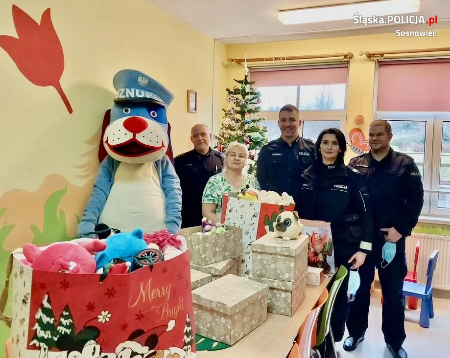Dzielnicowi z sosnowieckiego komisariatu przekazali dzieciom zabawki i pluszaki