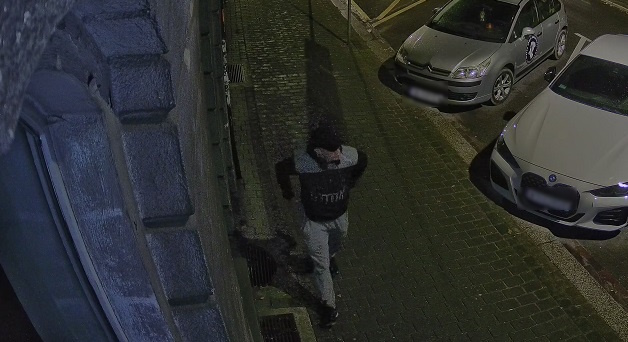 Okradł i uderzył kobietę w Katowicach. Poznajesz tego mężczyznę?