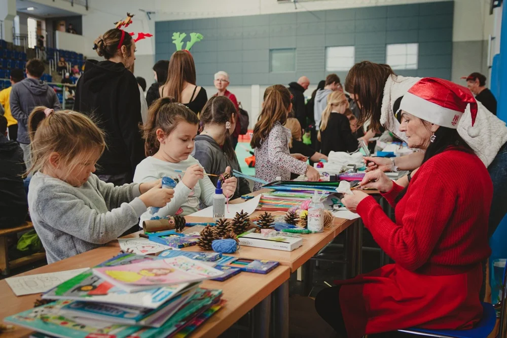 Sportowe Mikołajki z Zadymą 2023. Dzieci z domów dziecka w Katowicach świętują