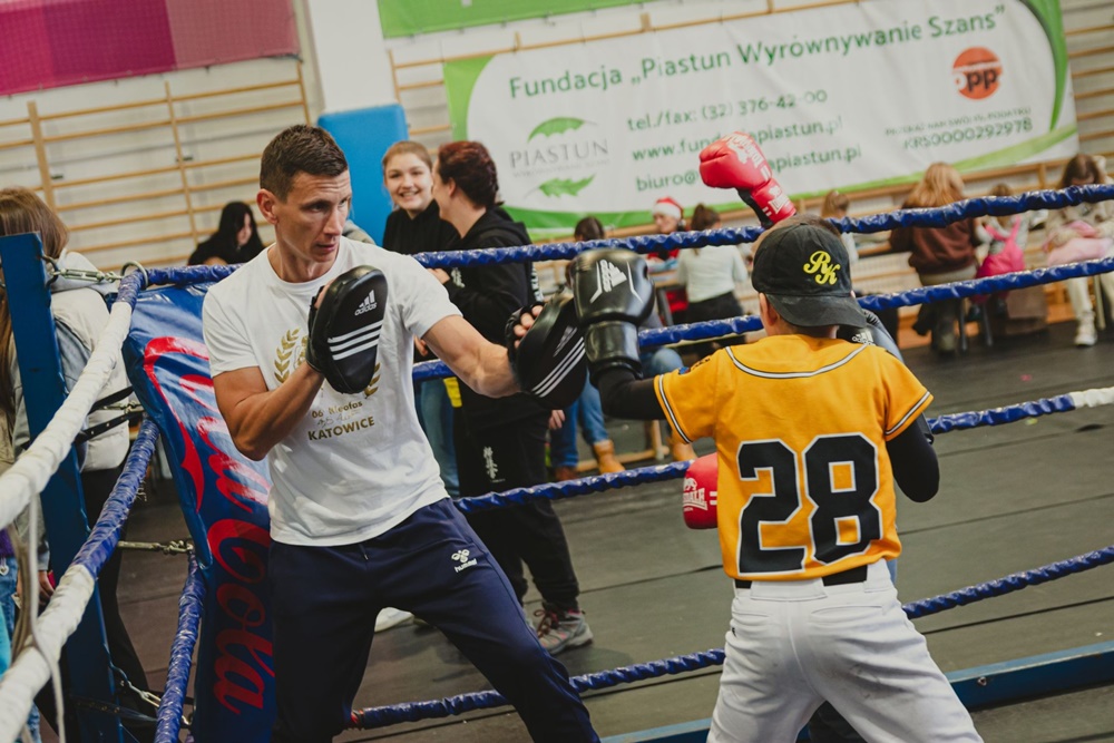 Sportowe Mikołajki z Zadymą 2023. Dzieci z domów dziecka w Katowicach świętują